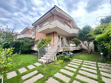 VILLA A SCHIERA A ROMA