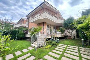 VILLA A SCHIERA A ROMA