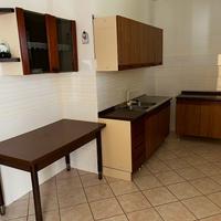 cucina con tavolo e mobiletti vari