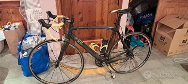 bicicletta da strada in carbonio 