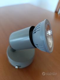 Piccola lampada con lampadina a led 