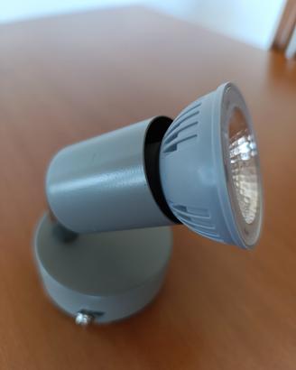 Piccola lampada con lampadina a led 