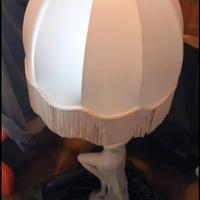 lampada con statua di donna