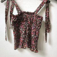 Top con spalline annodate e gonna