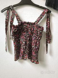 Top con spalline annodate e gonna