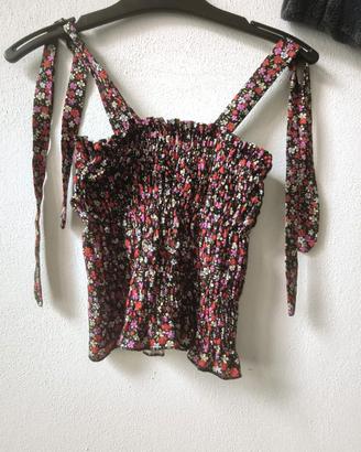 Top con spalline annodate e gonna