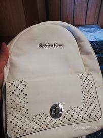 zaino bianco e borse 