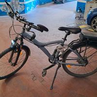 Bicicletta pedalata assistita BTWIN accessoriata