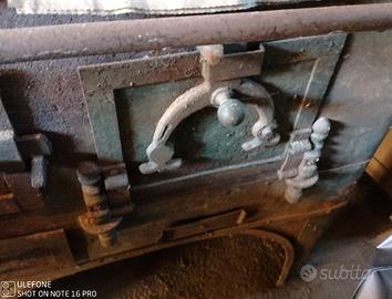 Stufa antica da restaurare, vintage.