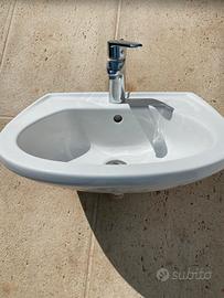 Lavabo con rubinetto