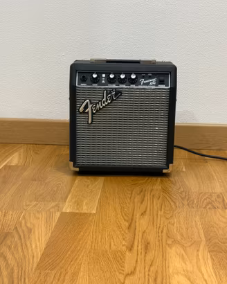 Amplificatore:Fender+ chitarra ibanez serie Gio/Rg