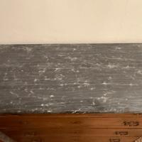 Cassettone in legno con piano in marmo