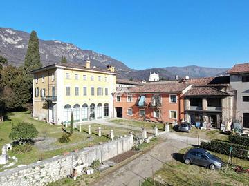 Palazzo / Stabile di 4924 m² con più di 5 locali a