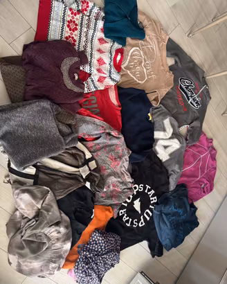 Lotto stock 22 capi felpe maglioni e t-shirt