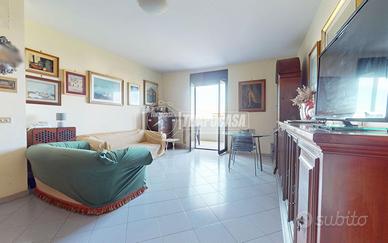 Ampio quadrivani, con due posti auto e cantina.