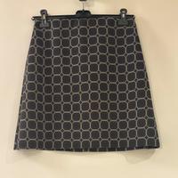 Gonna  corta con una fantasia geometrica.Tg 44