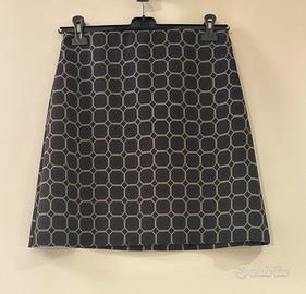 Gonna  corta con una fantasia geometrica.Tg 44