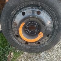 Ruotino di scorta con attrzzi