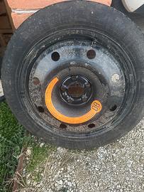 Ruotino di scorta con attrzzi