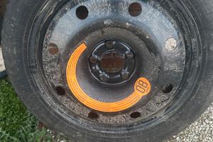 Ruotino di scorta con attrzzi