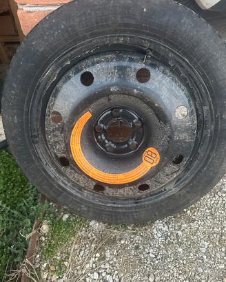 Ruotino di scorta con attrzzi