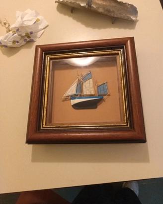 Quadretto in legno con barca in rilievo 