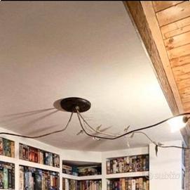 Lampadario artigianale in metallo con decorazioni