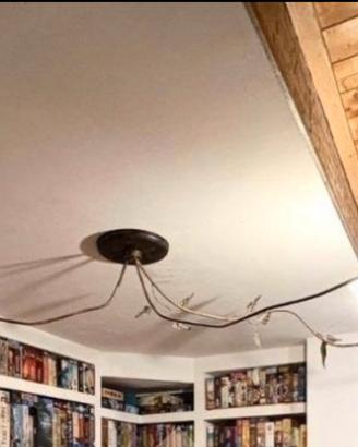 Lampadario artigianale in metallo con decorazioni