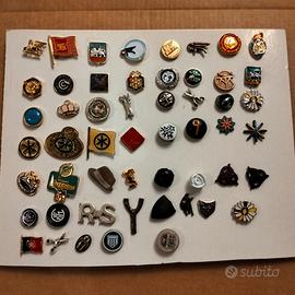 Spille “distintivo” da giacca, per collezionismo.