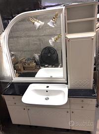 Specchiera con mobile bagno, lavabo e punti luce