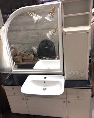 Specchiera con mobile bagno, lavabo e punti luce