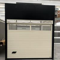 Portone sezionale beige con griglie 2500 x H 2000