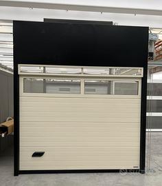 Portone sezionale beige con griglie 2500 x H 2000