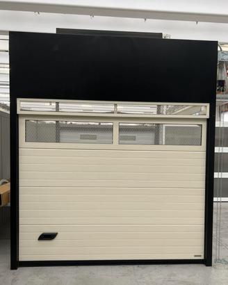 Portone sezionale beige con griglie 2500 x H 2000
