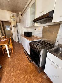 Credenza cucina con pensili, tavolio e due sedie