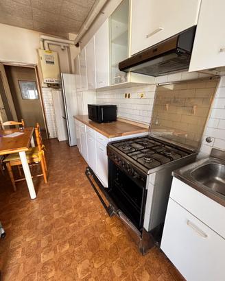 Credenza cucina con pensili, tavolio e due sedie
