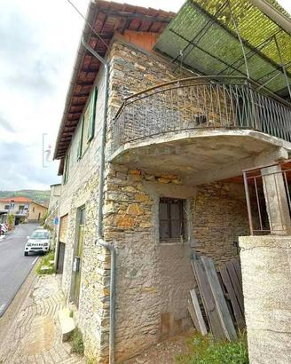 Rustico / Casale di 95 m² con 5 locali e box auto 