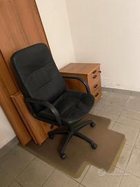 Scrivania, cassettiera e sedia professionale 