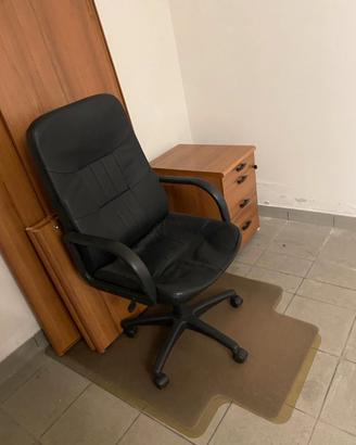 Scrivania, cassettiera e sedia professionale 