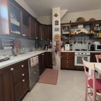 Cucina componibile in legno e tavolo