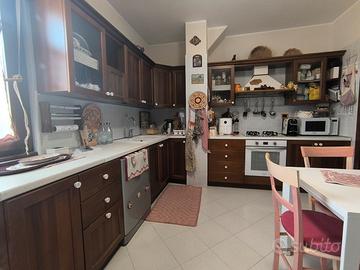 Cucina componibile in legno e tavolo