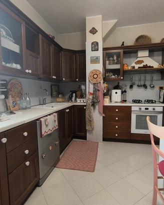 Cucina componibile in legno e tavolo