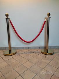 Paletti oro con corda rossa barriere  corridoio 