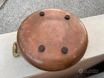 Pentola in rame e manici in ottone