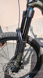 Fox Rhythm 38, molla pneumatica Float EVOL, ammort