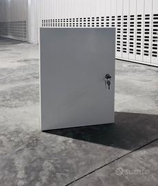 Mobiletto metallico con chiave e scomparti interni