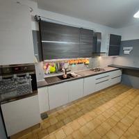 Cucina con penisola con elettrodomestici 