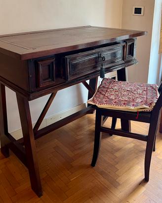 Scrivania in legno con cassetto