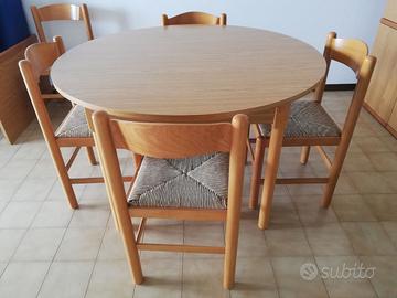 Tavolo circolare senza sedie