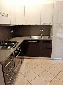 Cucina angolare moderna bicolore